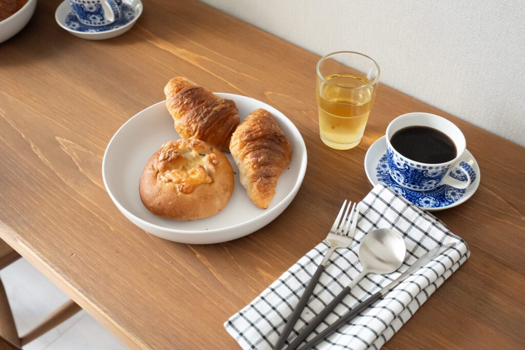 民泊撮影事例:クロワッサンとコーヒーの朝食イメージ